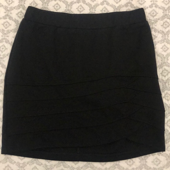 Fitted black skirt - Picture 1 of 3